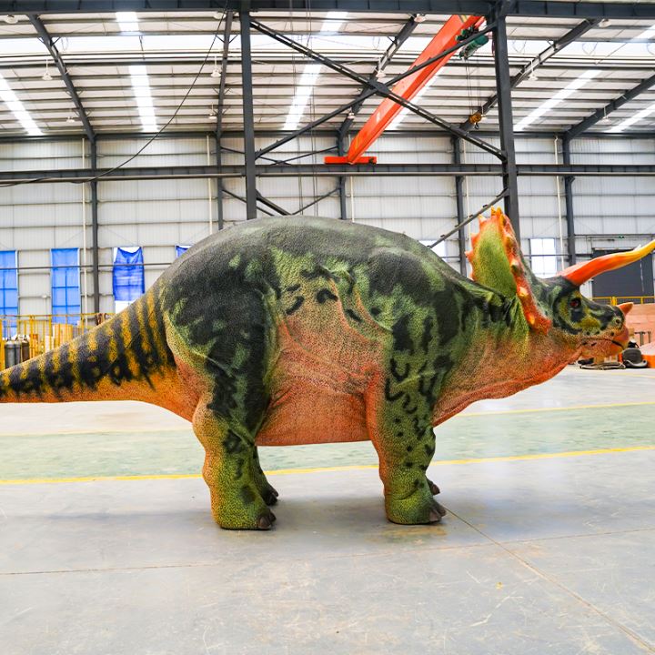 Disfraz de dinosaurio andante para adultos en escenario