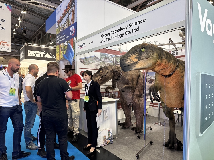 Zigong Huayu Technology exhibited dinosaur costumes at the IAAPA expo in the United States.