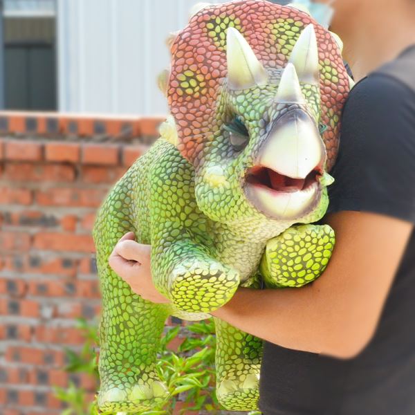 Dinosaurios marionetas de mano 3D: actuación en escena Triceratops